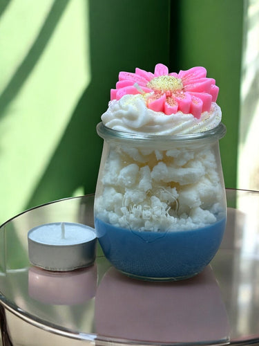 Handgegossene Duftkerze mit blumigem Aroma im Glas