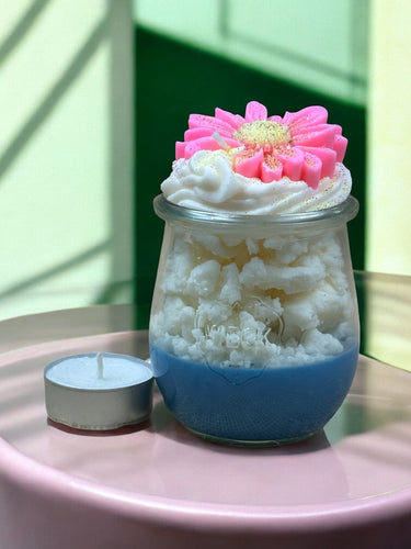 Handgegossene Duftkerze mit blumigem Aroma im Glas