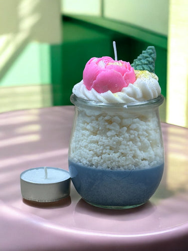 Handgegossene Sojakerze Peony in blauem Glas