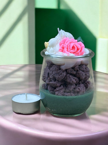 Handgegossene Duftkerze mit urbanem Design im Glas