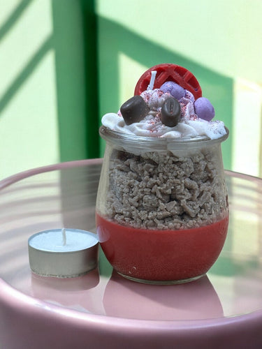 Rote Duftkerze mit Crunch-Dessert-Duft im Glas