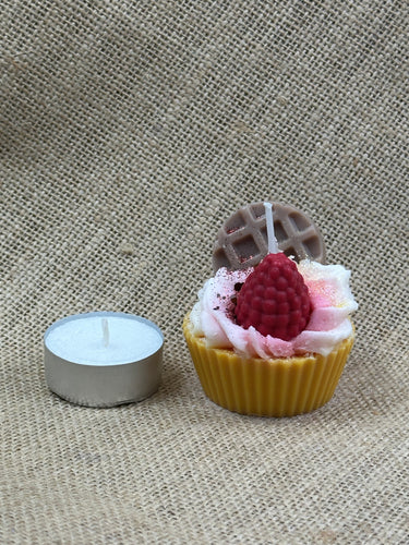  Waffel-Himbeer-Duftkerze – süßer Charme im Cupcake-Style