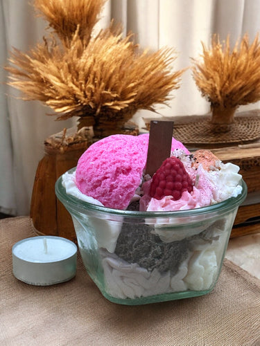 Handgegossene Beeren-Duftkerze in dekorativer Schale