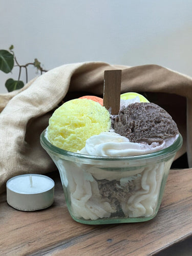 Pastellfarbene Schale mit Eis-Duftkerze aus Sojawachs