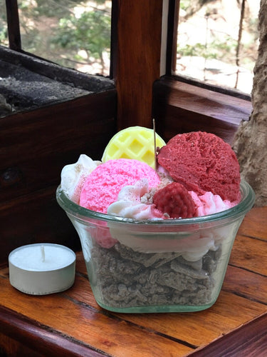 Handgegossene Duftkerze mit Beeren-Eis-Aroma in Schale