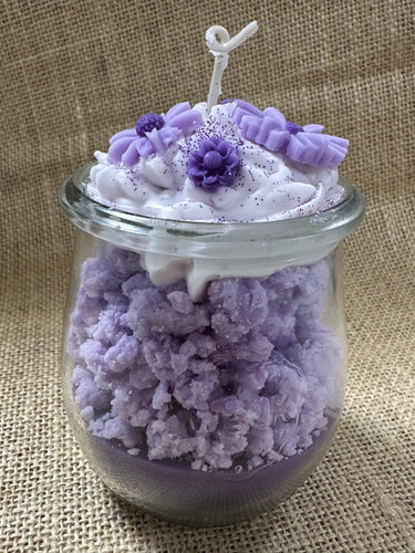 Handgegossene Sojawachskerze im dekorativen Geschenkset