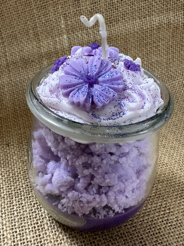 Handgegossene Sojawachskerze im dekorativen Geschenkset