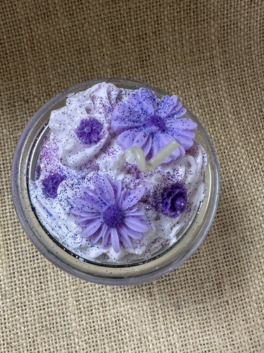 Handgegossene Sojawachskerze im dekorativen Geschenkset