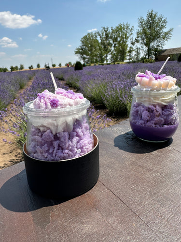 Handgegossene Sojawachskerze im dekorativen Geschenkset