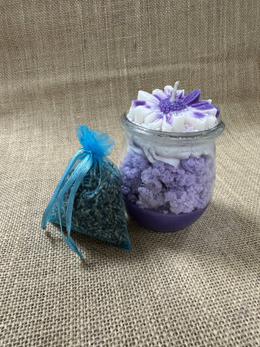 Handgegossene Sojawachskerze im dekorativen Geschenkset