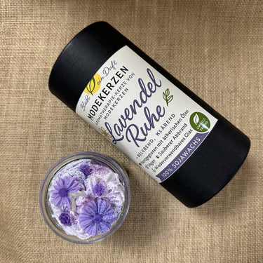 Handgegossene Sojawachskerze im dekorativen Geschenkset