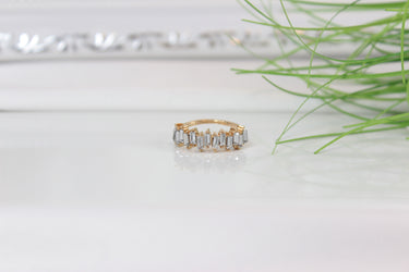 Ring Goldfarbe mit viel steine