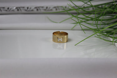 Ring Goldfarbe mit schmetterling