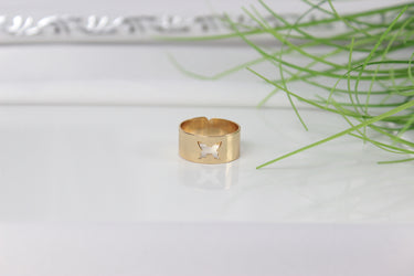 Ring Goldfarbe mit schmetterling