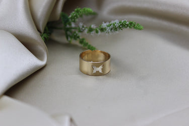 Ring Goldfarbe mit schmetterling