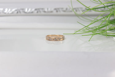 Ring Goldfarbe mit herzform steinen