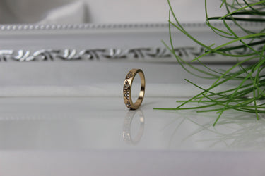 Ring Goldfarbe mit herzform steinen