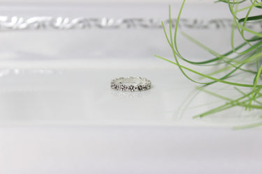 Versilbert ring mit bluemenmotiv