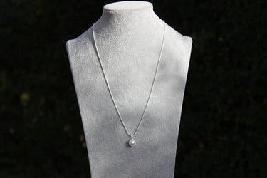 Elegante Silberkette mit Kugel und künstlichen Perlen für Damen - Schlichter Stil