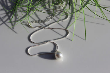 Elegante Silberkette mit Kugel und künstlichen Perlen für Damen - Schlichter Stil