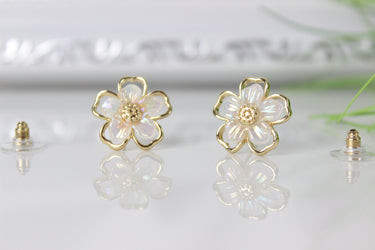 Große Blumenohrringe für Damen mit weißen Blütenblättern und goldenen Blättern