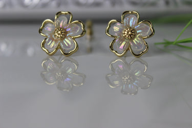 Große Blumenohrringe für Damen mit weißen Blütenblättern und goldenen Blättern