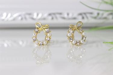 Funkelnder Frauenohrring mit Schleifen und goldenen Kugeln - Perfekt für jede Dame!