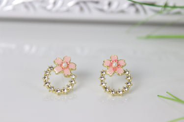 Strahlender Ohrschmuck mit kleinen Blumen und Perlen für Damen