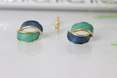 Fröhlicher, bunter Ohrschmuck mit grünen Veilchenblättern für Damen