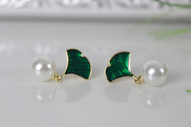 Glänzender grüner Blatt-Ohrring mit Perlen für Damen - Ein Must-Have Schmuckstück!