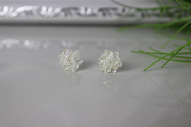 Eleganter kleiner weißer Blumenohrring für Damen - Perfekt für jeden Anlass