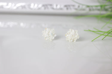 Eleganter kleiner weißer Blumenohrring für Damen - Perfekt für jeden Anlass
