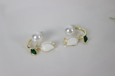 Exklusiver Damenschmuck: Vergoldete Ohrringe mit weißer Rose, Blatt und Perle