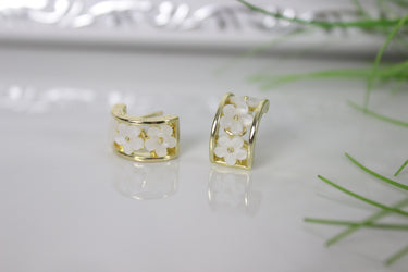 Attraktive weiße Blumenohrringe für Damen - Eleganz trifft Stil