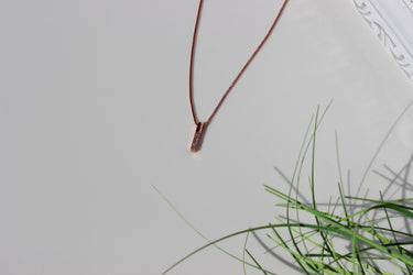 Eleganter Damen Halskette mit rechteckigem Metallanhänger, Goldplattierung und Strass