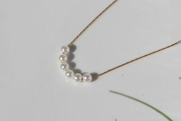 Elegante geometrische Perlentitan-Kette in 18K Gold für Damen