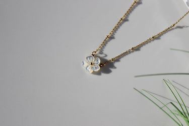 Elegante Damen Blumenkette aus Titan, 18K vergoldet - Perfektes Accessoire